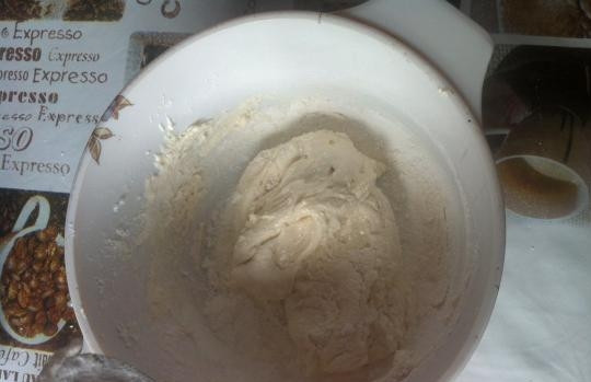 1. Этап. Мастика из зефира: Мешайте массу, пока она не загустеет.