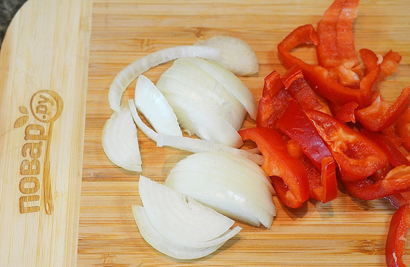 1. Этап. Курица Пикассо: 2. Лук и перец нарежьте полукольцами.