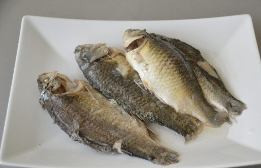 1. Этап. Зуппа ди пеше: У отварной рыбы отделите мясо от костей и используйте в дальнейшем для подачи.