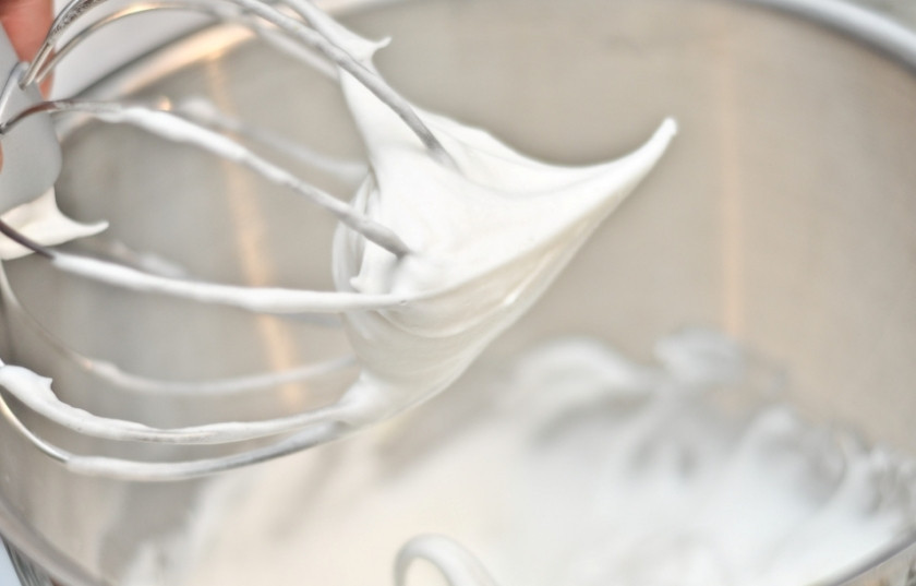 1. Этап. Безе без сахара: Должна получится плотная густая пена.