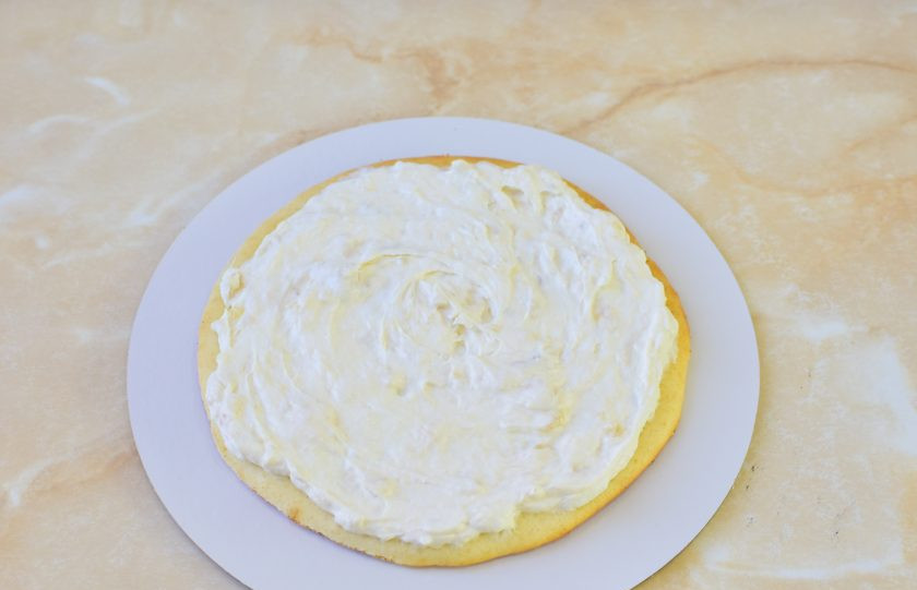 1. Этап. Торт «Молочная девочка» с бананами: Каждый корж промажьте кремом с бананами. Пропитывать коржи не надо. Тонкие коржи пропитаются от крема.