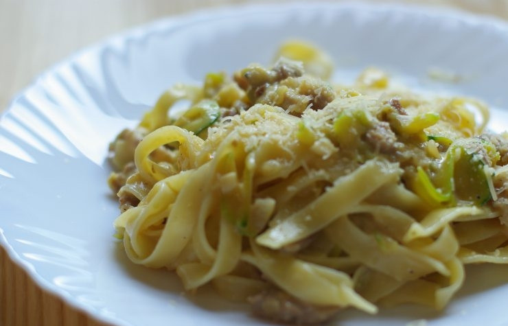 1. Этап. Паста с кабачками: Блюдо перекладываем по тарелкам и посыпаем тертым сыром. Готово. Приятного аппетита!