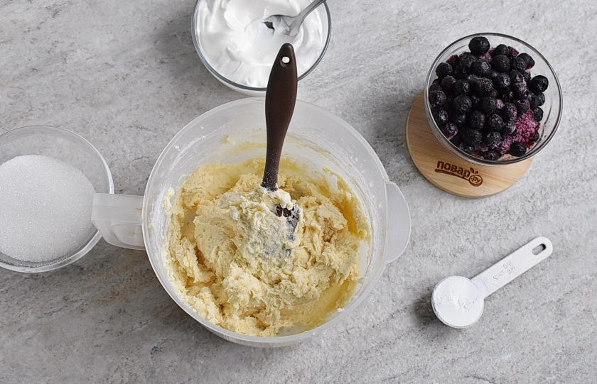 1. Этап. Черничный пирог со сметанной заливкой: Добавьте муку, смешанную с солью, разрыхлителем и ванилином. Легко и быстро перемешайте до образования густого теста.
