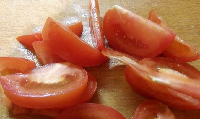 1. Этап. Шаурма с овощами: Помидоры промываем и нарезаем небольшими дольками.