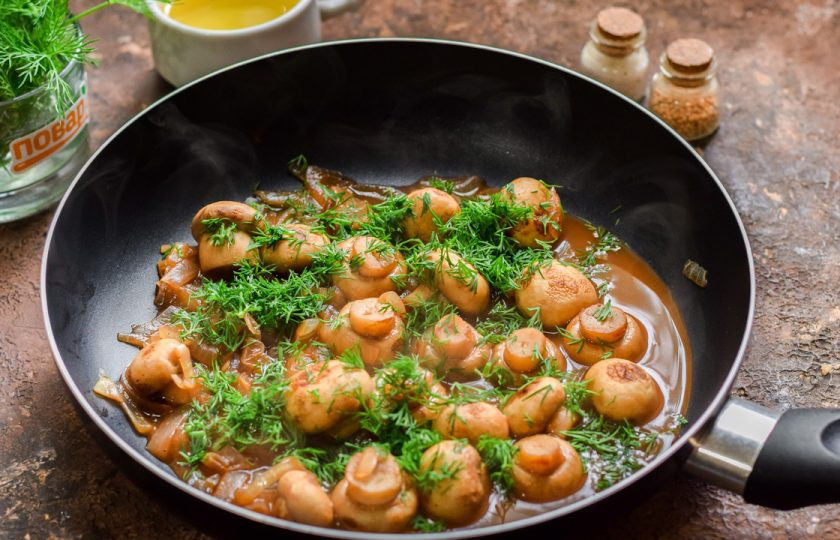 1. Этап. Грибы по-итальянски: По желанию посыпьте грибы рубленой зеленью.