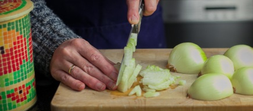 1. Этап. Свинина с фасолью и помидорами: 2. Лук и чеснок почистите и нарежьте, лук - полукольцами, чеснок - пластинками.