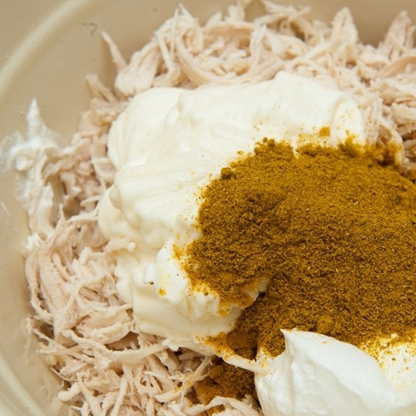 1. Этап. Салат из курицы с сельдереем: 4. Когда курица остынет (можно убрать ее на время в холодильник), добавьте к ней карри, майонез и сметану. Перемешайте.