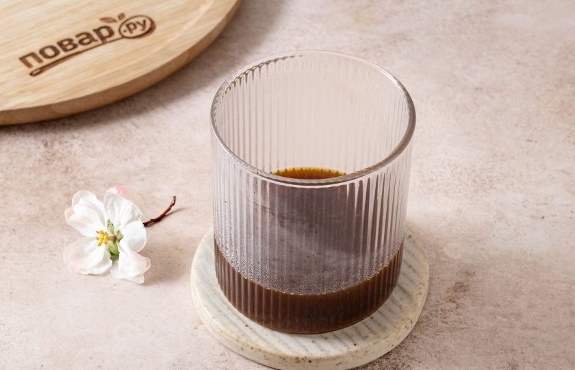 1. Этап. Протеиновый кофе: Перелейте кофе в стакан для подачи.