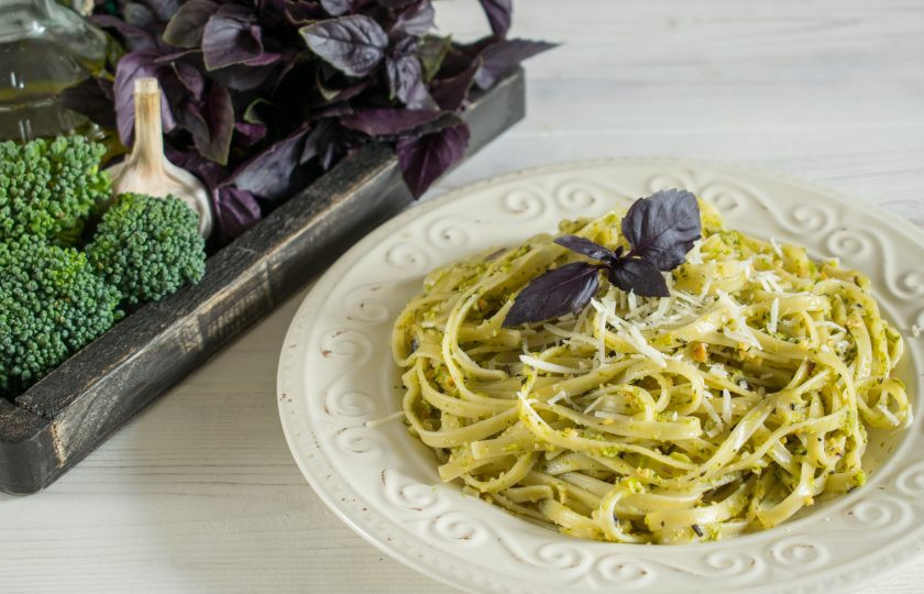 1. Этап. Паста с брокколи и орехами: При подаче посыпьте тертым пармезаном. Приятного аппетита!