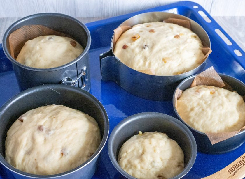 1. Этап. Кулич который не черствеет: Поднявшееся тесто можно ставить в духовку разогретую до 180-190 градусов. Выпекайте куличи 20-25 минут небольшого размера, их лучше ставить впереди, чтобы удобно было вынимать раньше.