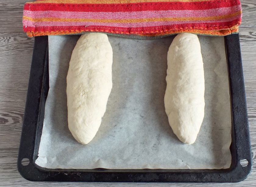 1. Этап. Городская булка: Выложите заготовки на противень застеленный бумагой. Накройте полотенцем, оставьте при комнатной температуре на 30 минут.