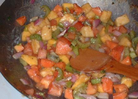 1. Этап. Бомбей: Отложите мясо в сторонку и проделайте все то же самое с креветками. Обжариваем чеснок и имбирь, добавляем фрукты и овощи. Готовим 3 минуты и затем добавляем немного маринада.