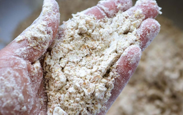 1. Этап. Мексиканская лепешка тортилья: Добавьте шортенинг и разотрите все руками в крошку.