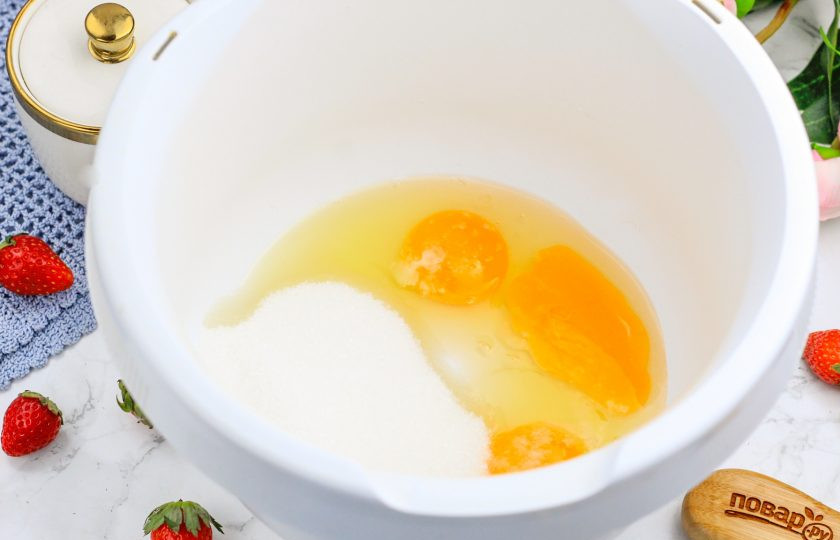 1. Этап. Пирог из мороженого: Куриные яйца взбейте в чаше кухонного комбайна с солью и сахарным песком в пышную пену примерно 3-4 минуты.