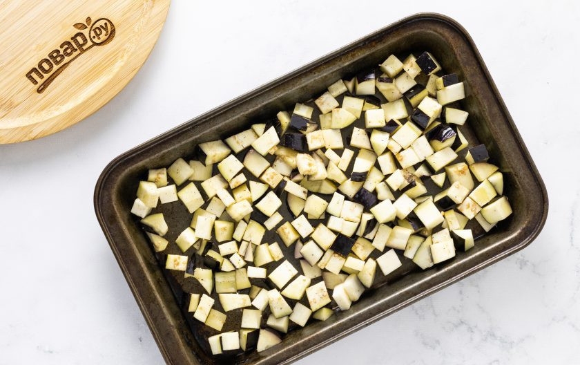 1. Этап. Фетучини с баклажанами в томатном соусе: Баклажаны нарежьте кубиками. Смешайте с оливковым маслом, солью и перцем. Выпекайте в разогретой до 220 градусов духовке 20 минут. Затем переверните и готовьте еще 5 минут. Полностью остудите баклажанные кубики на противне.