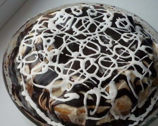 1. Этап. Торт Черепаха со сметанным кремом: Все ингредиенты для глазури растопите на водяной бане и тщательно перемешайте. Затем вылейте глазурь на торт, красьте его паутинками из взбитого белка. Поставьте торт в холодильник на пару часов пропитаться.