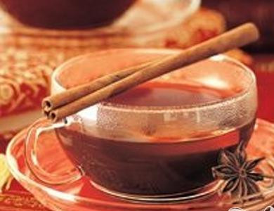 1. Этап. Коктейль Епископ: 6. Несколько штук гвоздики воткнуть в дольки апельсина и положить их на поверхность. Непосредственно перед разливом коктейль разогреть.