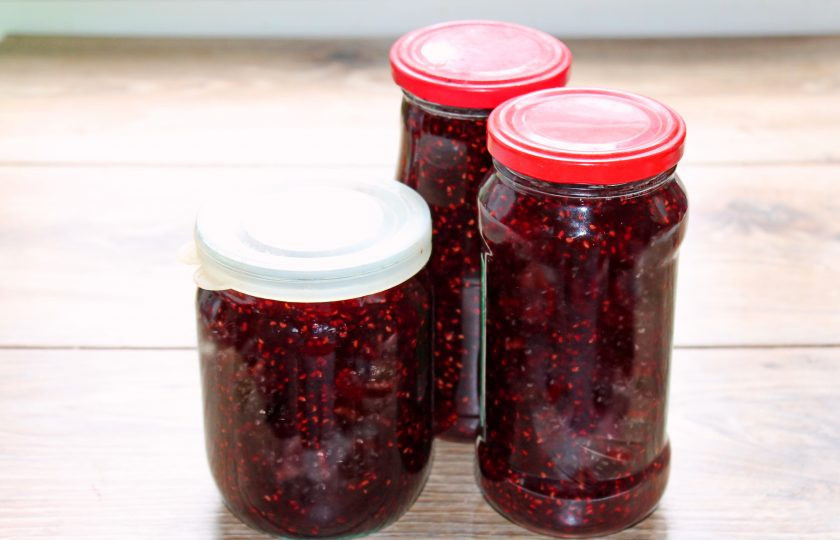 1. Этап. Варенье Ассорти из смородины, малины и крыжовника: Готовое варенье в горячем виде разлейте по сухим, стерилизованным банкам и дайте постоять 15-20 минут. Затем закройте прокипяченными, сухими крышками и уберите на хранение.