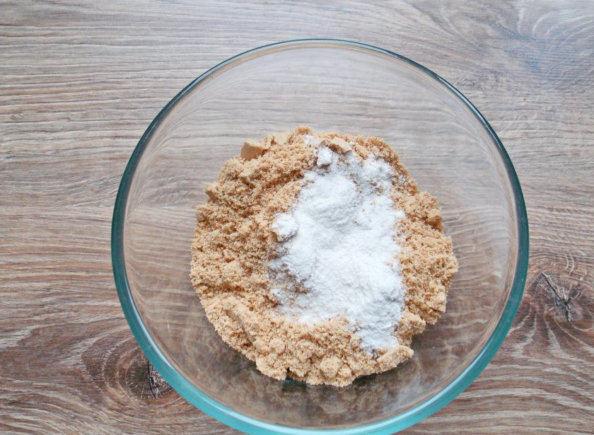 1. Этап. Кейк попсы из печенья: Добавьте в миску с крошкой из печенья.