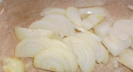 1. Этап. Филе кижуча: Чистим лук и нарезаем его кольцами или полу кольцами.