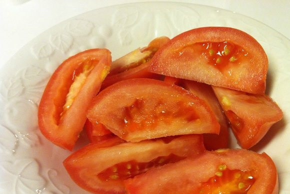 1. Этап. Жареные грибы с помидорами: 3. Помидоры вымыть, обсушить бумажным полотенцем и нарезать средними дольками. Измельчать их не надо, так как это полноценный ингредиент блюда и они должны хорошо сохранить форму, не превратившись в соус.