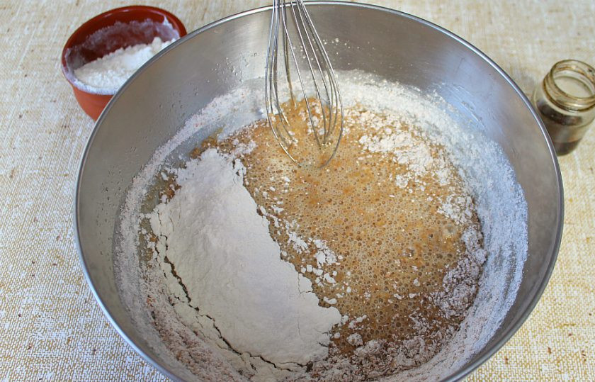 1. Этап. Медовик со сливками: Муку насыпаем порциями и замешиваем тесто.