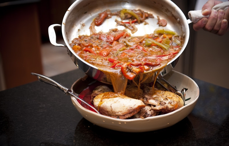 1. Этап. Курица по-римски: Выкладываем цыпленка в отдельное глубокое блюдо, соус доводим до полной готовности, увеличиваем огонь и как можно чаще помешиваем.