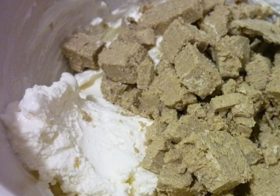 1. Этап. Выпечка с халвой: К творогу добавьте халву мелкими кусочками. Тщательно перемешайте начинку.