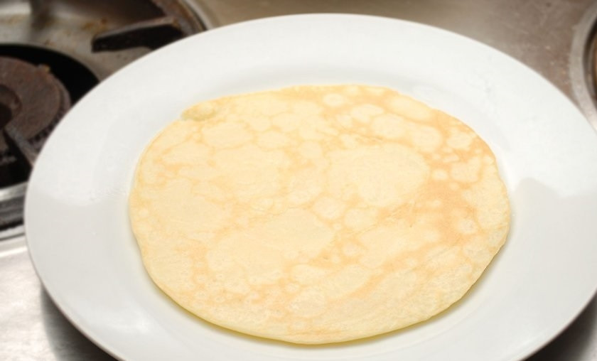 1. Этап. Блинчики с Нутеллой: 9. Обжарьте блин до золотистой корочки с двух сторон и переложите в тарелку, проделайте те же действия с остальным тестом.