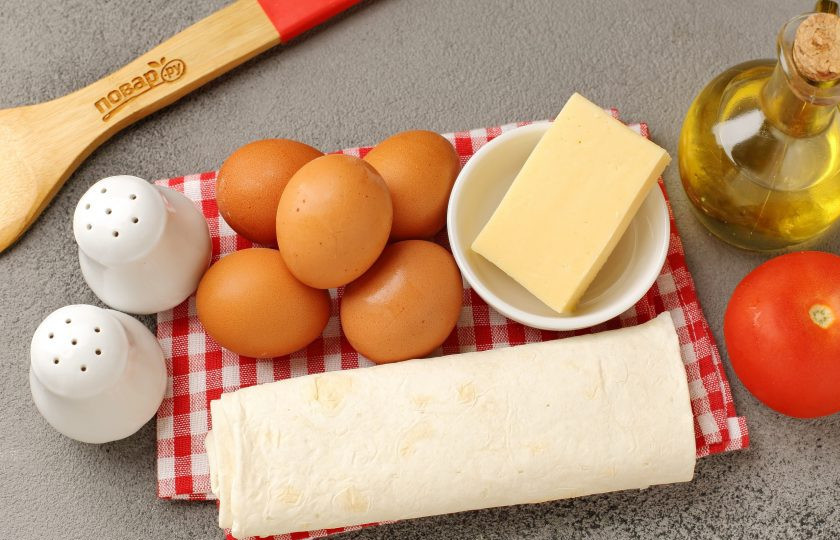 1. Этап. Яичница с помидором и сыром в лаваше на сковороде: Подготовьте все ингредиенты.