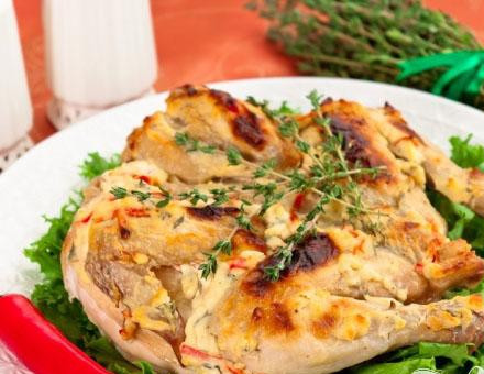 1. Этап. Цыпленок, запеченный под кремом из Филадельфии, тимьяна, перца и чеснока: 6. Затем этой же массой смазываем цыпленка с другой стороны. Разогреваем духовой шкаф и отправляем запекаться цыпленка туда. Запекаем минут тридцать – тридцать пять, температура 180 градусов.