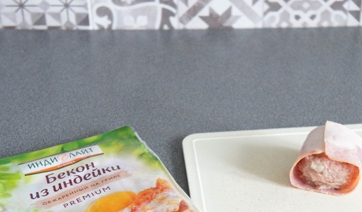 1. Этап. Ленивые голубцы в беконе: Завернуть концы бекона.