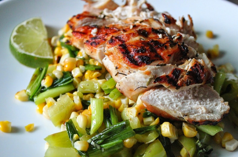 1. Этап. Cалат из кукурузы и курицы: Красиво нарезаем курицу и выкладываем сверху. Приятного аппетита!