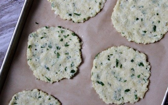 1. Этап. Тортилья из цветной капусты: 3. Сформируйте 5-6 тонких лепешек. Выложите на противень, застеленный пергаментом. Запекайте 10 минут при температуре 200 градусов, после аккуратно переверните и запекайте еще 5-7.