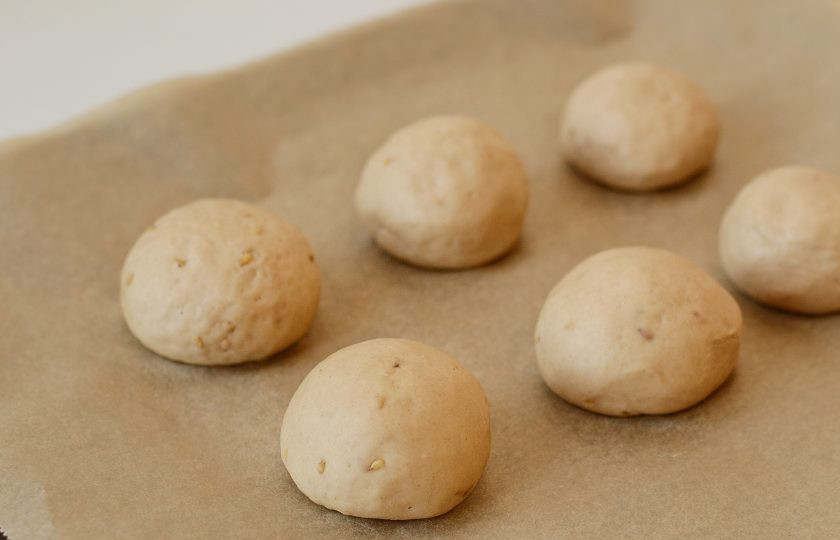 1. Этап. Гречневые булочки: Сформируйте из них круглые булочки. Накройте чистым полотенцем и оставьте подняться еще на 15-20 минут.