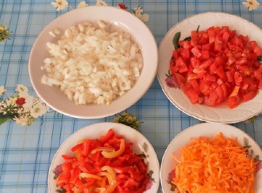 1. Этап. Паста с фаршем и помидорами: А пока режем овощи. Лук мелко кубиками, морковь на терке трем, перец соломкой, а помидоры нужно ошпарить, снять кожицу и тоже кубиками порезать.