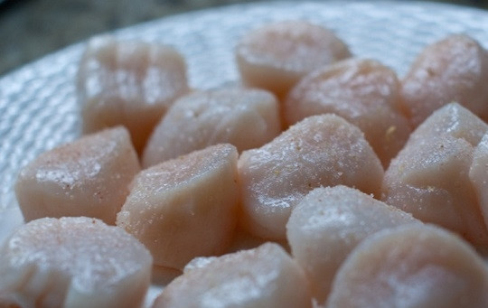 1. Этап. Гребешки на сковороде: 1. Гребешки вымойте, обсушите бумажным полотенцем как следует. Чуть подсолите и по желанию немного поперчите.