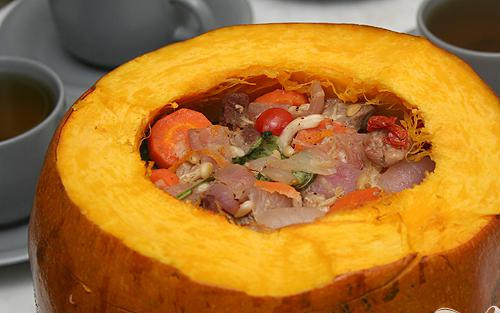 1. Этап. Тыква по-итальянски: 6. Достаем из тыквы начинку, и раскладываем по порциям.