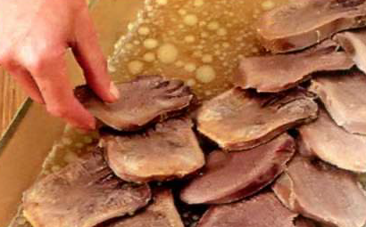 1. Этап. Язык заливной в мультиварке: 3. Бульон отцеживаем и разводим в нем желатин. Доводим до кипения, чтобы желатин растекся. Половину выливаем в блюдо, поверху выкладываем резанный язык.