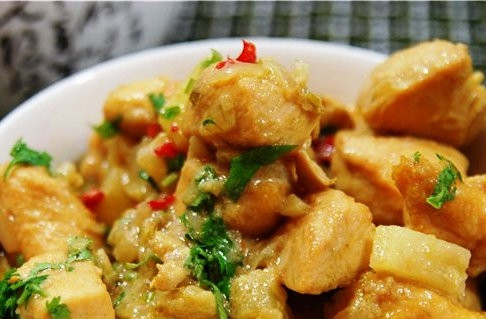 1. Этап. Зеленое карри из курицы с ананасами: Готовое блюдо посыпаем рубленой свежей кинзой - и все, его можно подавать! Приятного аппетита :)