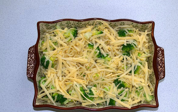 1. Этап. Запеканка из макарон с брокколи: Переложите в форму для запекания, присыпьте сыром и отправьте в разогретую до 180 градусов духовку.