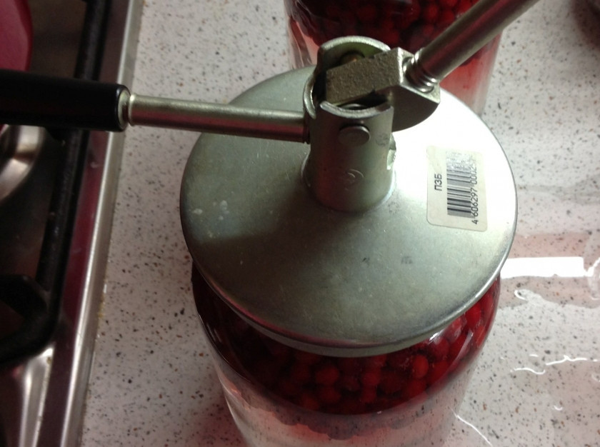 1. Этап. Компот из брусники на зиму: Закрываем банку крышкой.