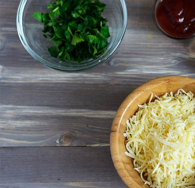 1. Этап. Творог с перцем и зеленью: 2. Сыр трем на терке, творог перетираем как можно мельче. Домешиваем творог к фаршу, который должен полностью остыть!