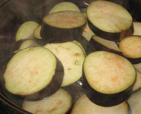 1. Stage. Eggplant Spark: Pre-cut the eggplant rings, boil water, bring to a boil. Dip the eggplant in boiling water and boil for 15 minutes until soft.