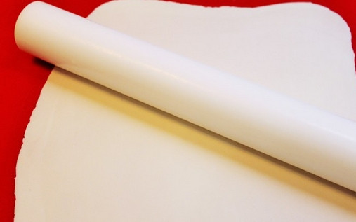 1. Этап. Мини-тортики из мастики: 7. Раскатайте мастику. Приготовить ее можно по любому любимому рецепту. В данном случае она белая и красная.