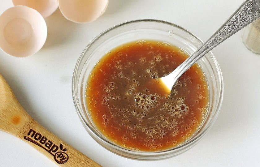 1. Этап. Жареный рис с яйцом: Яйца взбейте с соевым соусом.