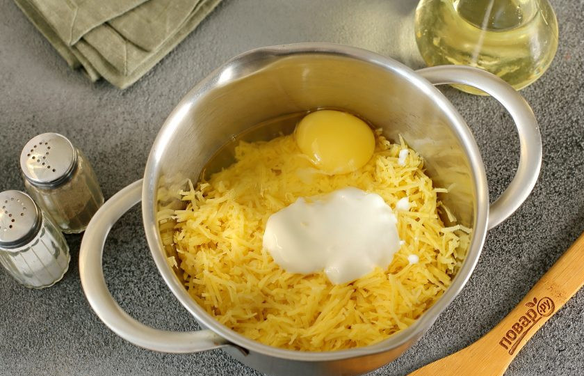 1. Этап. Скандинавский завтрак: Добавьте сметану и яйцо.