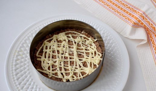 1. Этап. Слоеный салат с консервированным тунцом Елочка: Выкладываем тунец вторым слоем, немного уплотняем и наносим сеточку из майонеза.