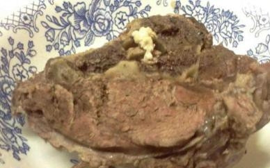 1. Этап. Борщ из конины: Вынимаем сваренное мясо из бульона, прикроем его пока, чтобы не заветривалось.