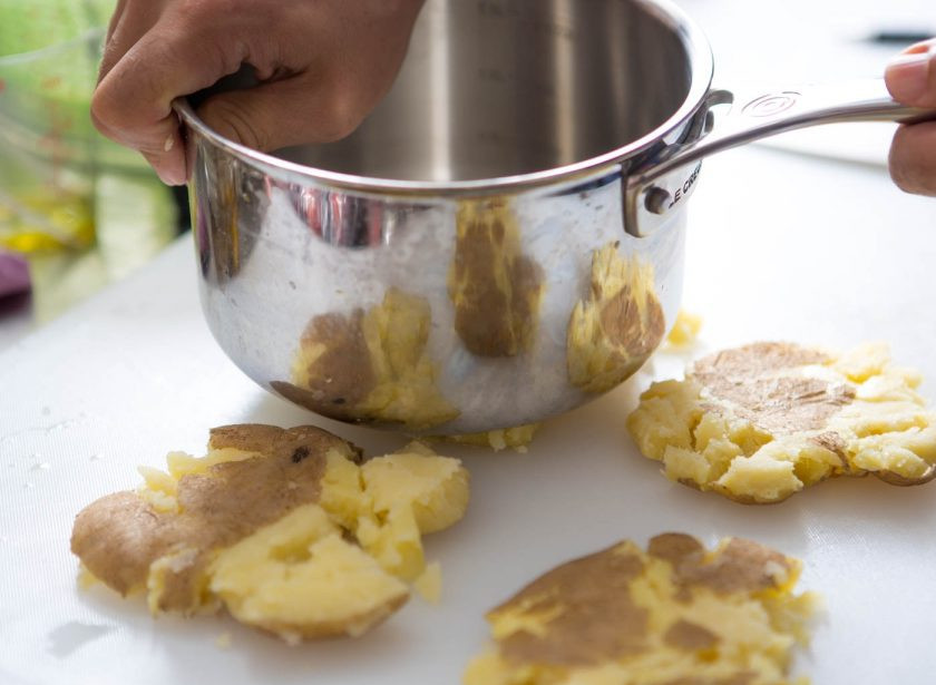 1. Этап. Салат с консервированным тунцом и яйцом: 3. Достаю картофель, остужаю его, затем раздавливаю его при помощи сотейника или скалки.